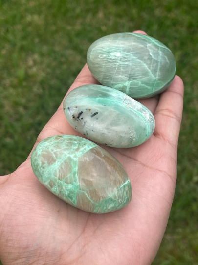 High Quality Green Moonstone Palm Stones Garnierite