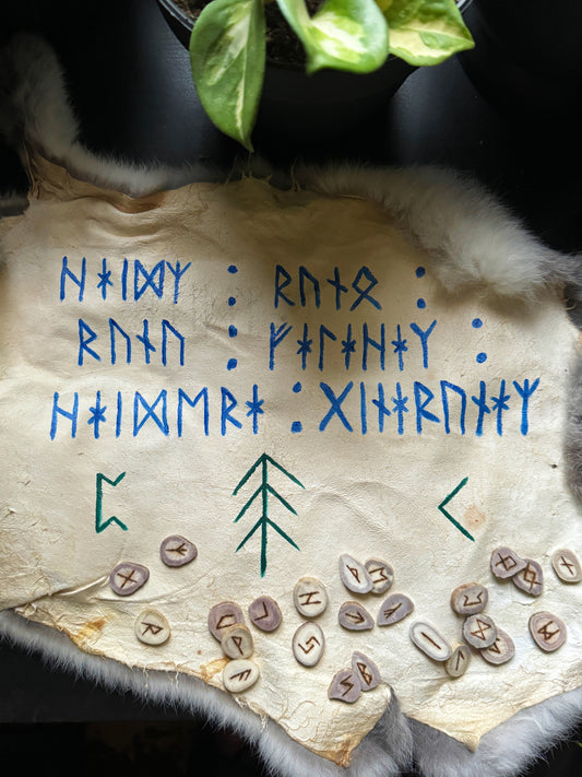 Rune Master Altar Fur with Antler Slice Rune Set